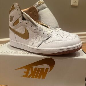 WMN Nikes White and Gold Sneakers hightop 1s